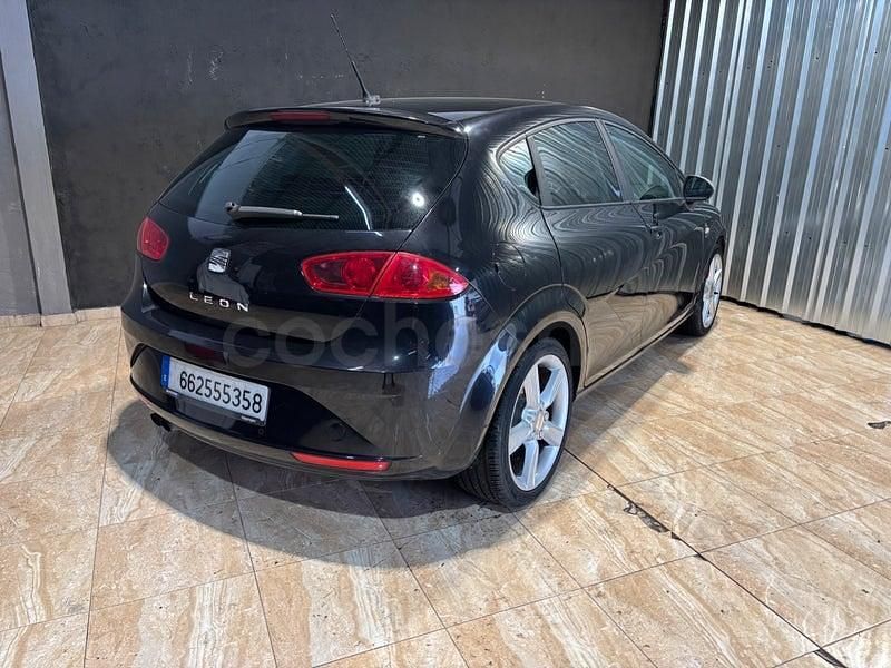 Usado Seat Leon Sport 125 CV (91 kW) 2011 Negro Utilitario