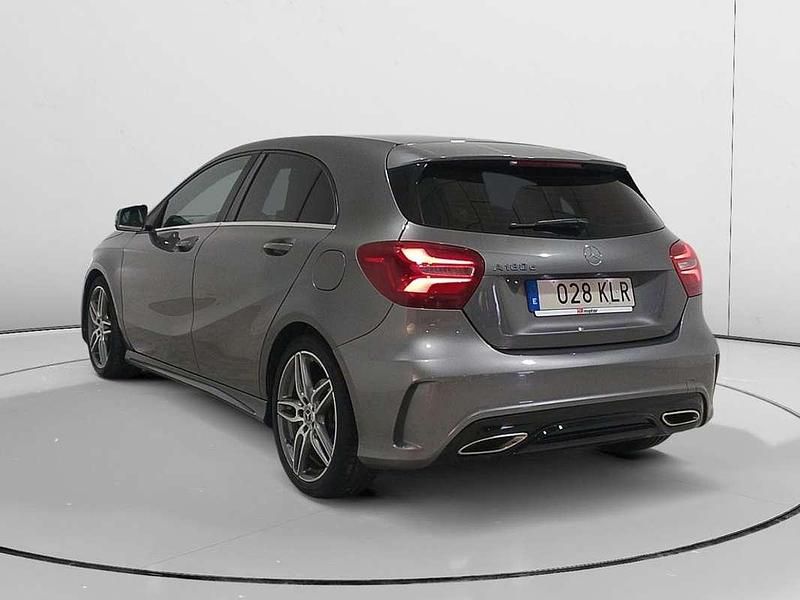 Usado Mercedes A180 Style 109 CV (80 kW) 2018 Gris Utilitario
