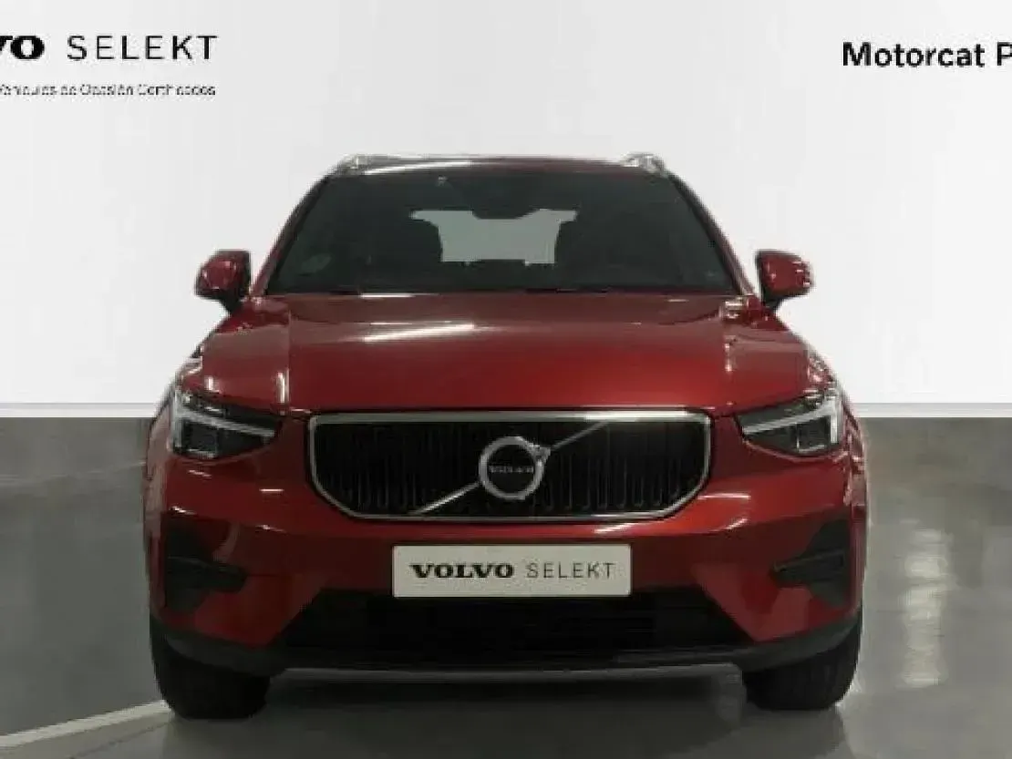 Usado Volvo XC40 Core 129 CV (94 kW) 2023 Rojo fusion m. c725e SUV