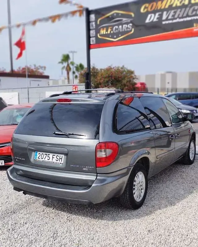 Usado Chrysler Voyager Limited 150 CV (110 kW) 2007 Gris Monovolumen