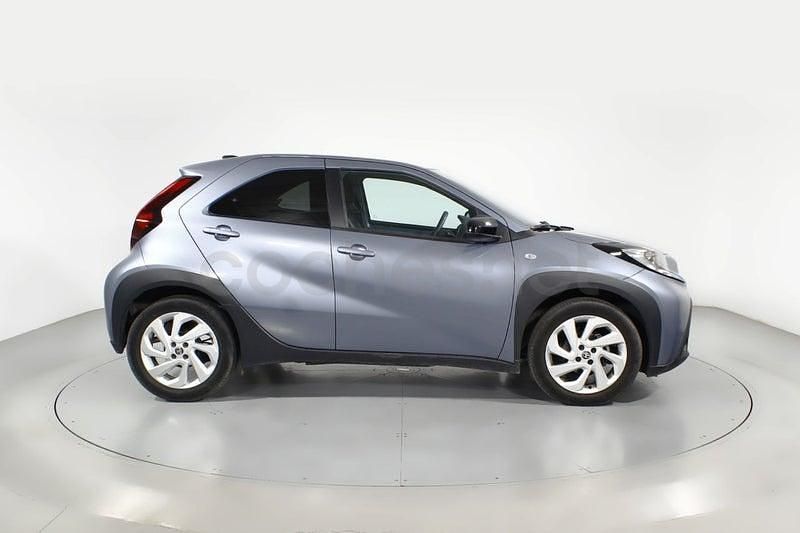 Usado Toyota Aygo X Play 72 CV (52 kW) 2024 Gris / plata SUV