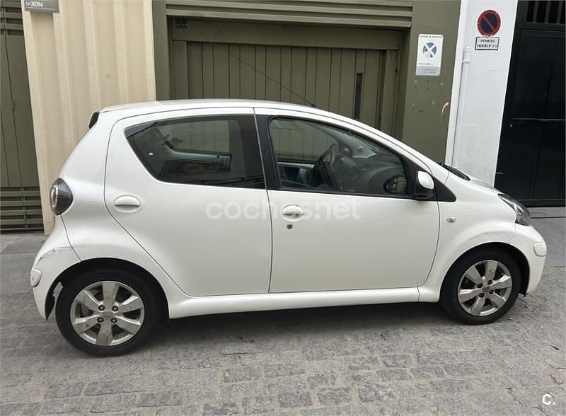Usado Toyota Aygo 68 CV (50 kW) 2011 Blanco Utilitario
