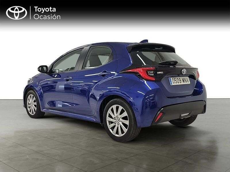 Usado Toyota Yaris Active 116 CV (85 kW) 2024 Rojo Utilitario
