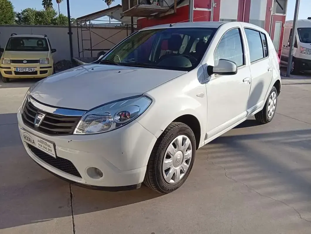 Usado Dacia Sandero Lauréate 75 CV (55 kW) 2013 Blanco Utilitario