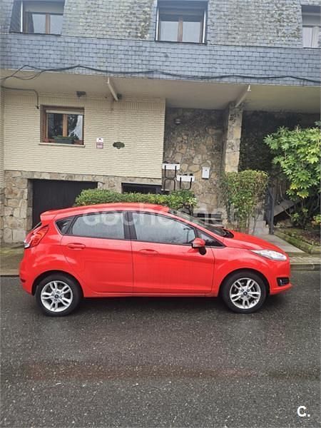 Usado Ford Fiesta Trend 100 CV (73 kW) 2016 Rojo Berlina