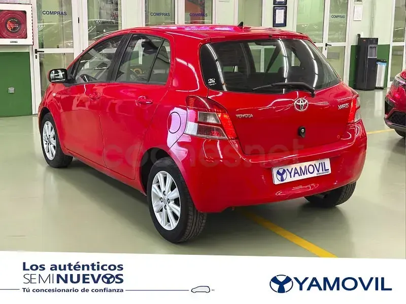 Usado Toyota Yaris Connect Style 101 CV (74 kW) 2011 Rojo Utilitario
