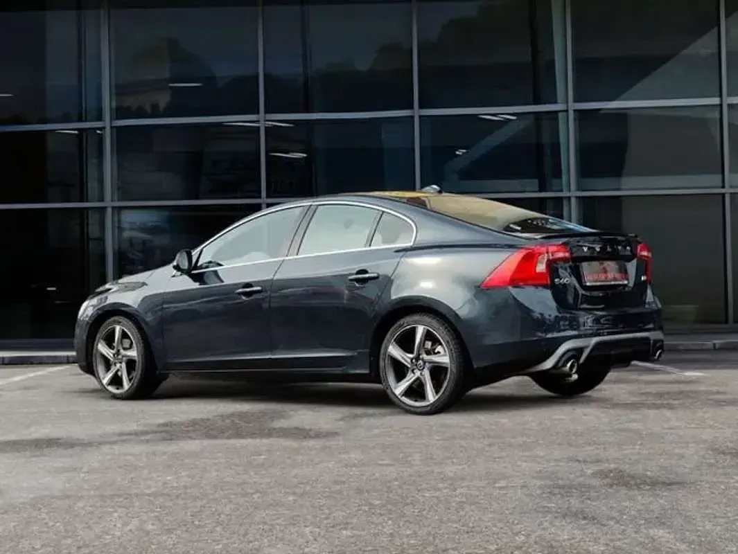 Usado Volvo S60 R-Design 136 CV (100 kW) 2013 Gris Berlina
