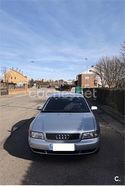 Usado Audi A4 125 CV (91 kW) 1998 Gris / plata Berlina