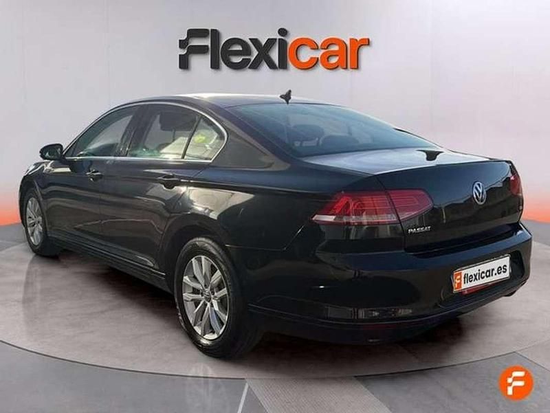 Usado VW Passat Advance 120 CV (88 kW) 2017 Negro Berlina