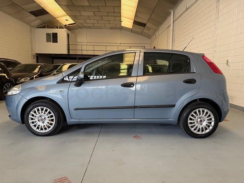 Usado Fiat Punto Active 75 CV (55 kW) 2010 Azul Utilitario
