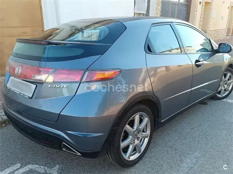 Usado Honda Civic Executive 140 CV (102 kW) 2006 Gris / plata Berlina
