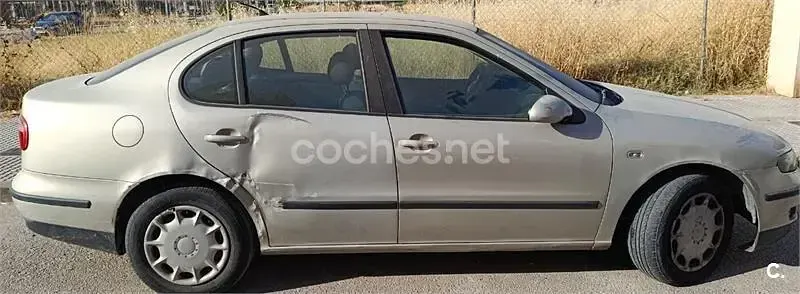 Usado Seat Toledo Stella 105 CV (77 kW) 2004 Beige Berlina