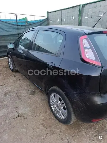 Usado Fiat Punto Young 75 CV (55 kW) 2014 Negro Utilitario
