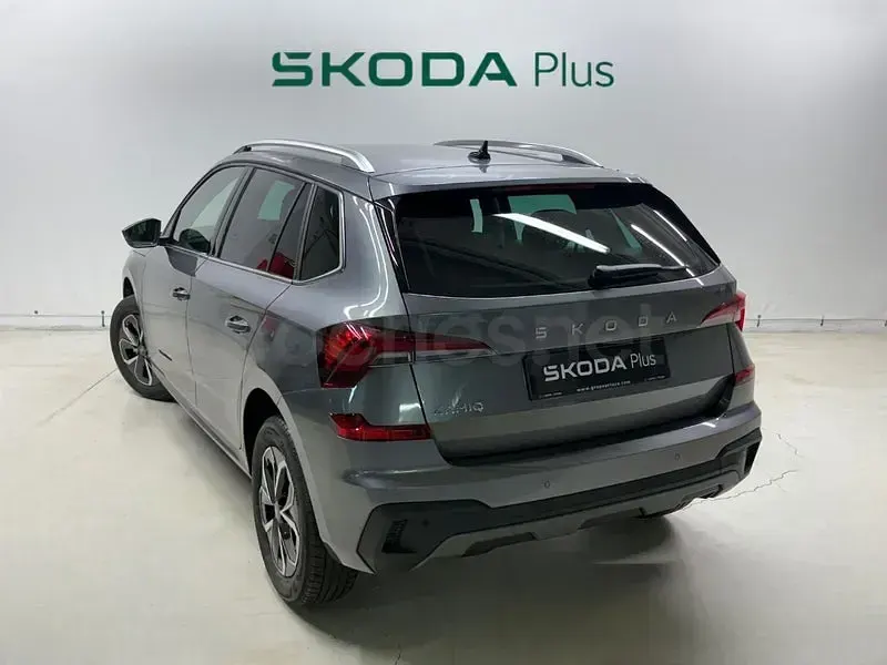 Usado Skoda Kamiq Selection 115 CV (84 kW) 2025 Gris / plata SUV