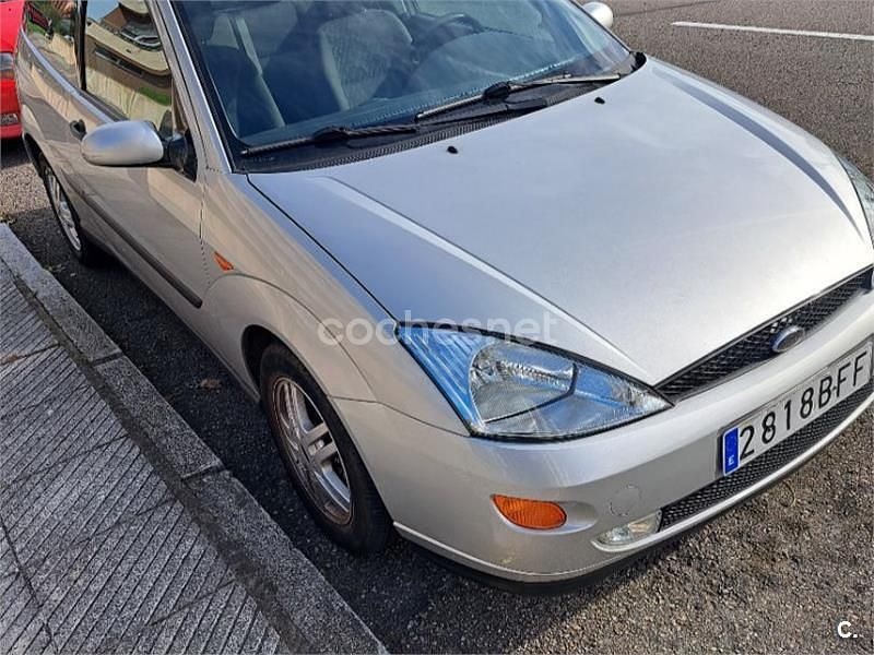 Usado Ford Focus Trend 90 CV (66 kW) 2001 Gris / plata Berlina