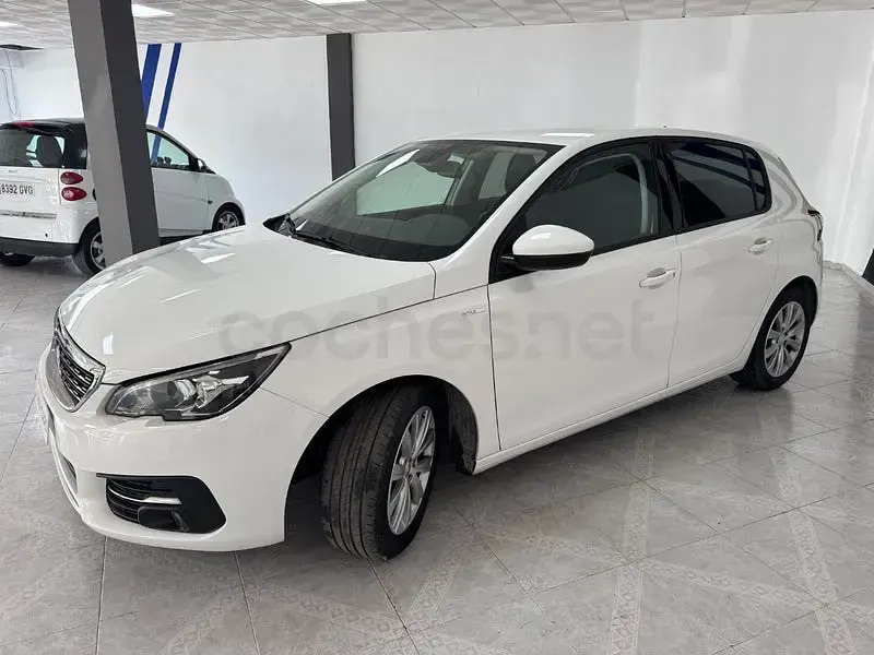 Usado Peugeot 308 Active 110 CV (80 kW) 2020 Blanco Berlina