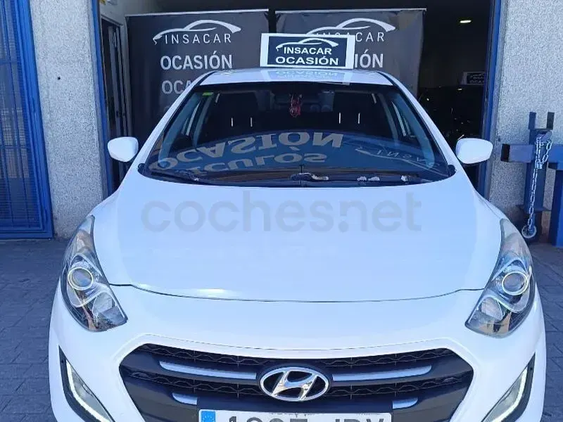 Usado Hyundai i30 100 CV (73 kW) 2016 Blanco Berlina