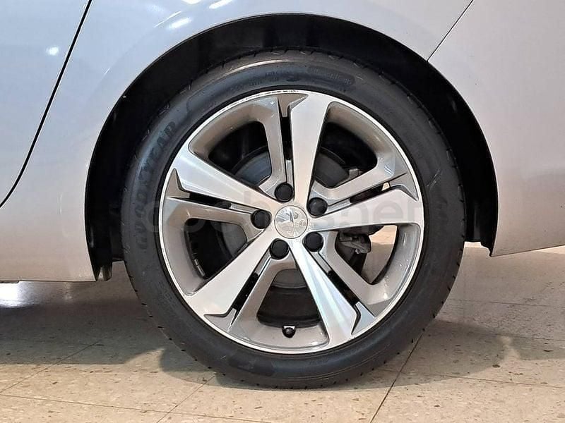 Usado Peugeot 308 SW Allure 130 CV (95 kW) 2016 Gris / plata Familiar