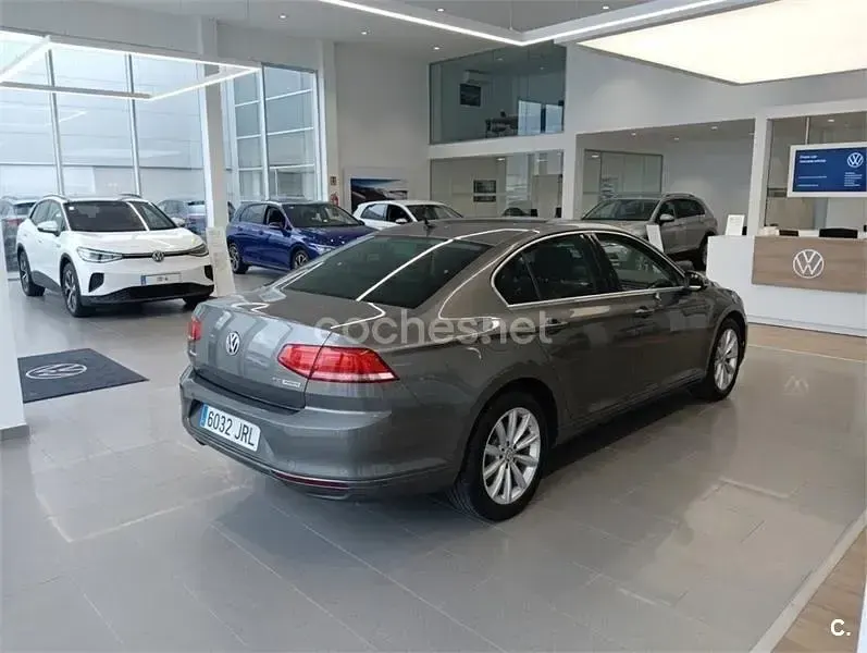 Usado VW Passat Advance 150 CV (110 kW) 2016 Gris / plata Berlina