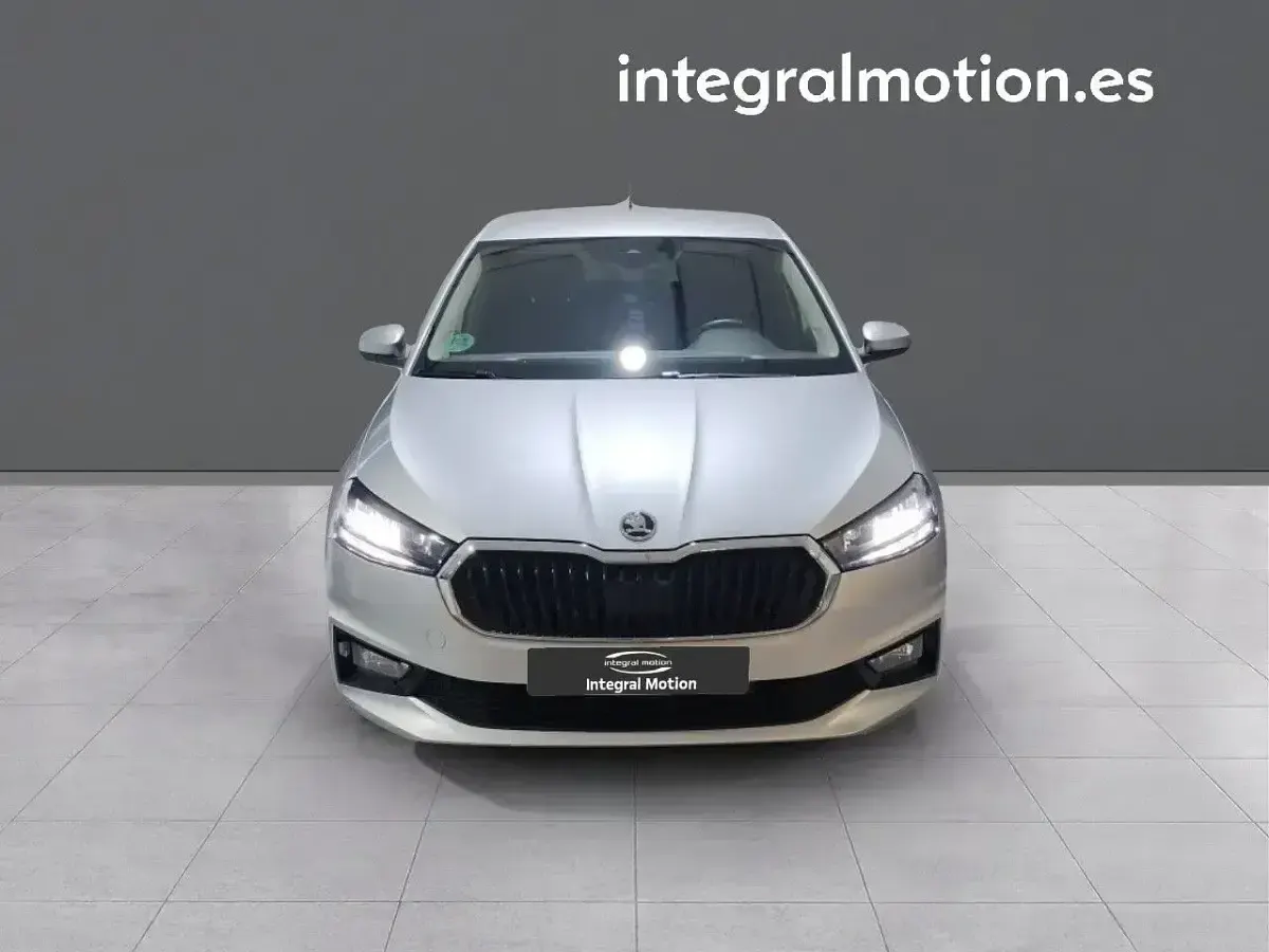 Usado Skoda Fabia Selection 95 CV (69 kW) 2025 Gris Utilitario