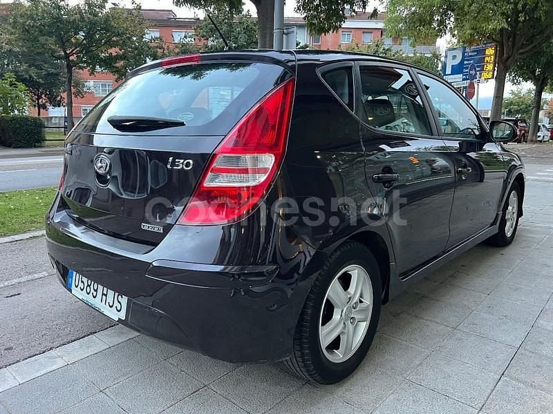 Usado Hyundai i30 Comfort 90 CV (66 kW) 2012 Negro Berlina