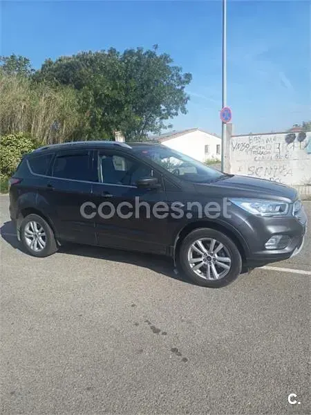 Usado Ford Kuga Trend 120 CV (88 kW) 2019 Gris / plata SUV