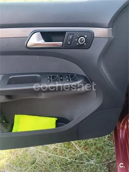 Usado VW Touran Advance 105 CV (77 kW) 2012 Rojo Monovolumen