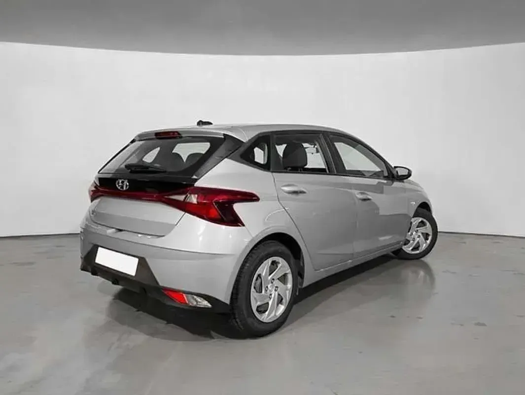 Usado Hyundai i20 84 CV (61 kW) 2022 Plateado Utilitario