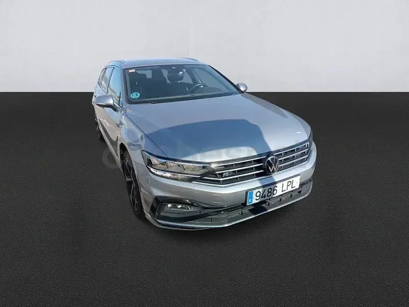 Usado VW Passat R-line 150 CV (110 kW) 2021 Gris / plata Familiar