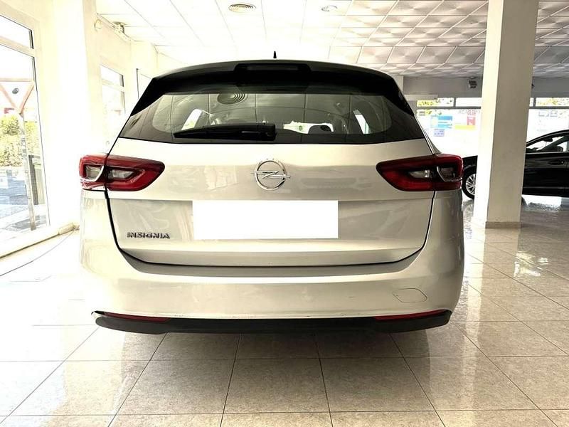 Usado Opel Insignia Selective 136 CV (100 kW) 2019 Plateado Familiar
