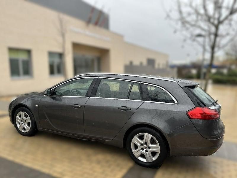Usado Opel Insignia Sport 130 CV (95 kW) 2010 Gris / plata Familiar