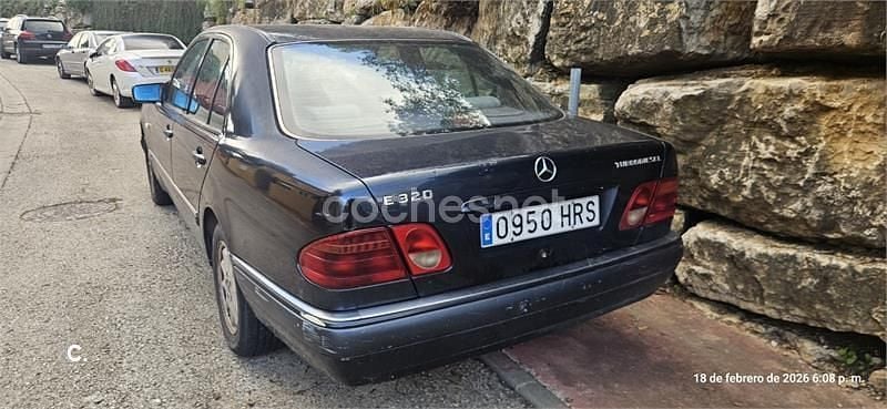Usado Mercedes E290 Elegance 129 CV (94 kW) 1997 Azul Berlina