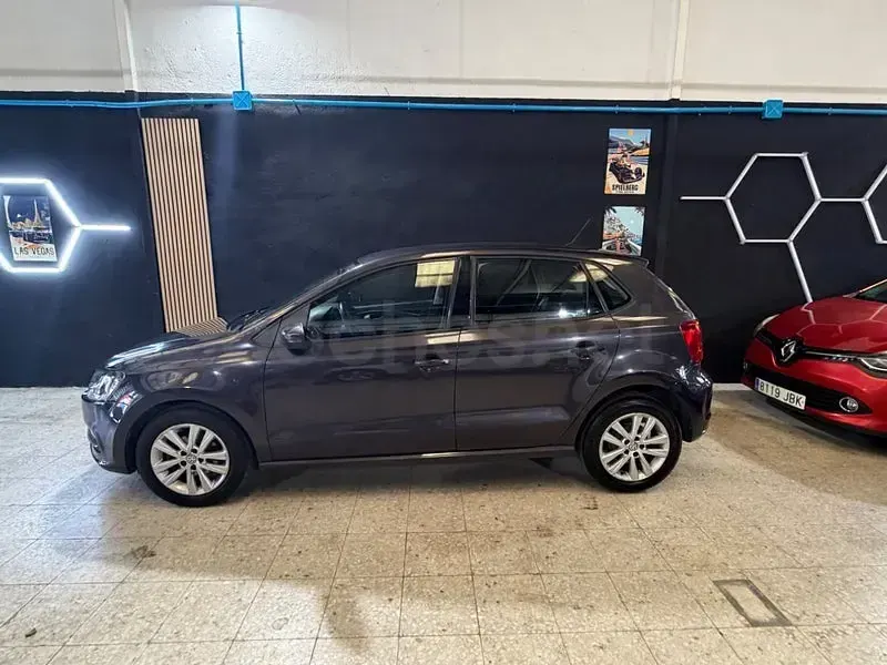 Usado VW Polo Advance 75 CV (55 kW) 2017 Gris / plata Berlina