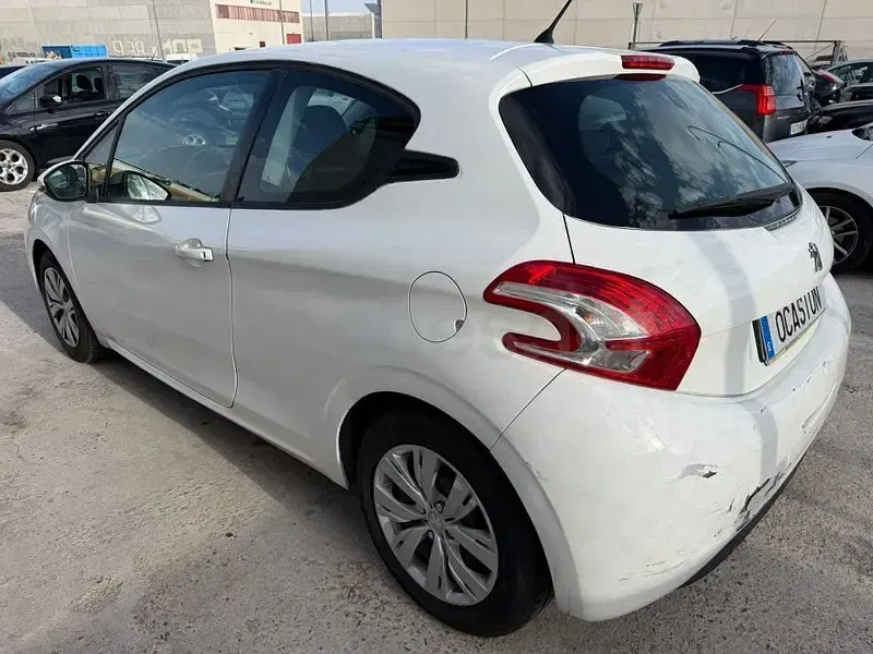 Usado Peugeot 208 Access 82 CV (60 kW) 2012 Blanco Utilitario