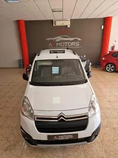 Usado Citroën Berlingo Feel 102 CV (75 kW) 2017 Blanco Monovolumen