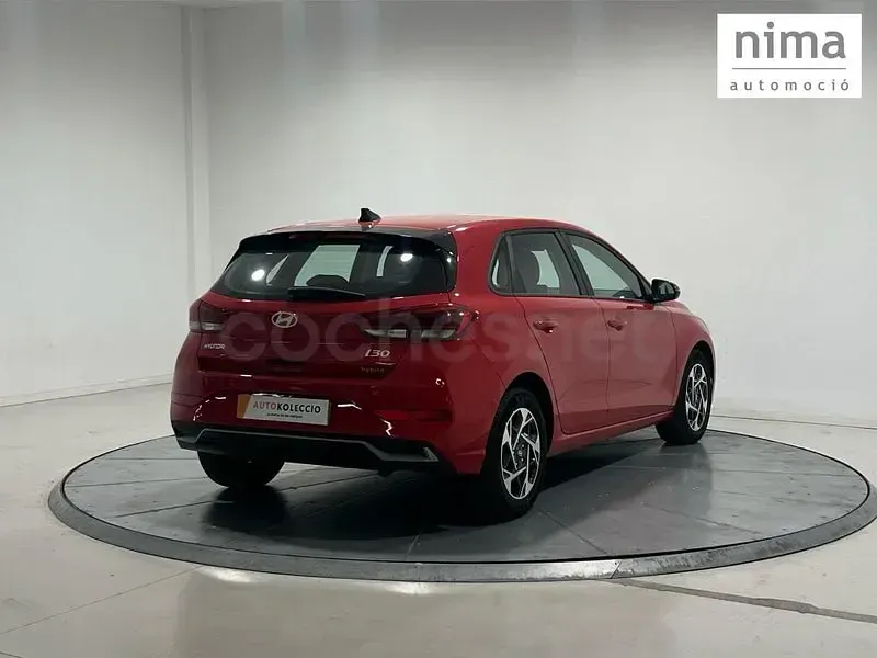 Usado Hyundai i30 100 CV (73 kW) 2025 Rojo Berlina
