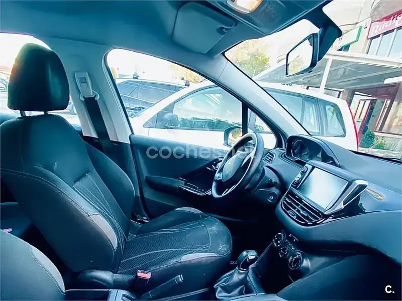 Usado Peugeot 208 Active 82 CV (60 kW) 2013 Blanco Utilitario