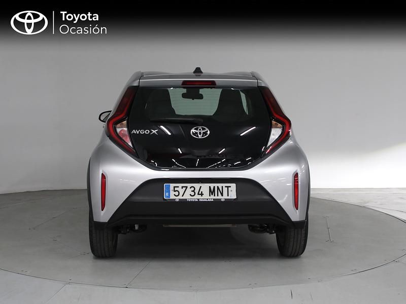 Usado Toyota Aygo X Play 72 CV (52 kW) 2024 Gris / plata SUV