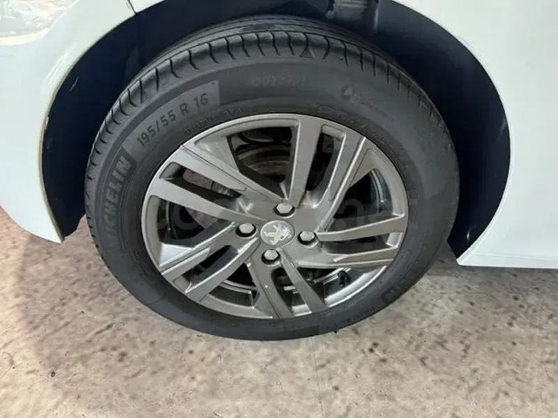Usado Peugeot 208 Active 75 CV (55 kW) 2021 Blanco Utilitario