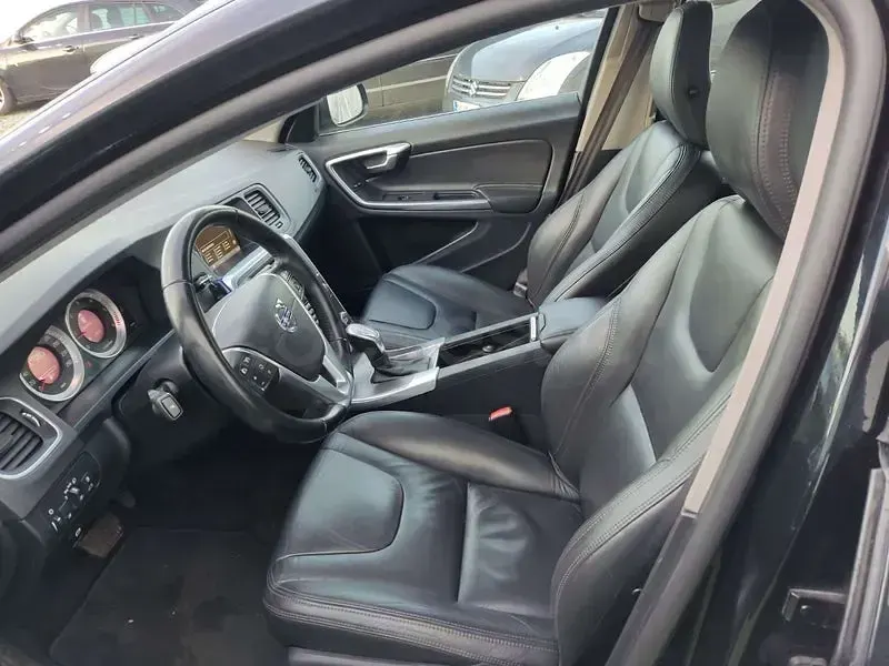 Usado Volvo V60 Momentum 115 CV (84 kW) 2012 Negro Familiar