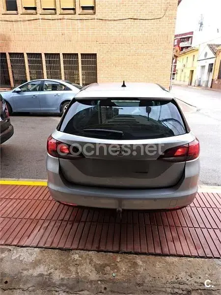 Usado Opel Astra Dynamic 110 CV (80 kW) 2019 Gris / plata Familiar