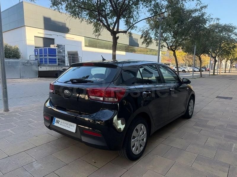 Usado Kia Rio 84 CV (61 kW) 2017 Negro Berlina