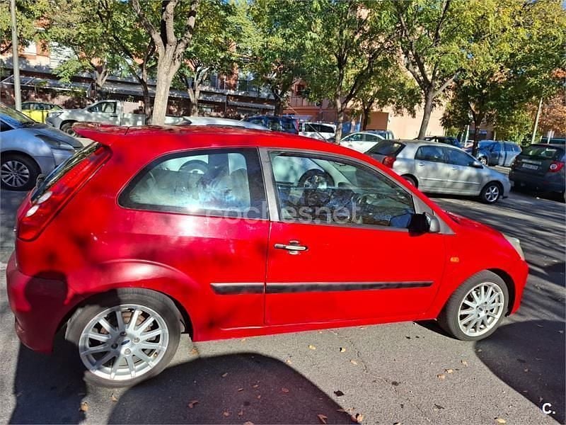 Usado Ford Fiesta Sport 90 CV (66 kW) 2006 Rojo Utilitario