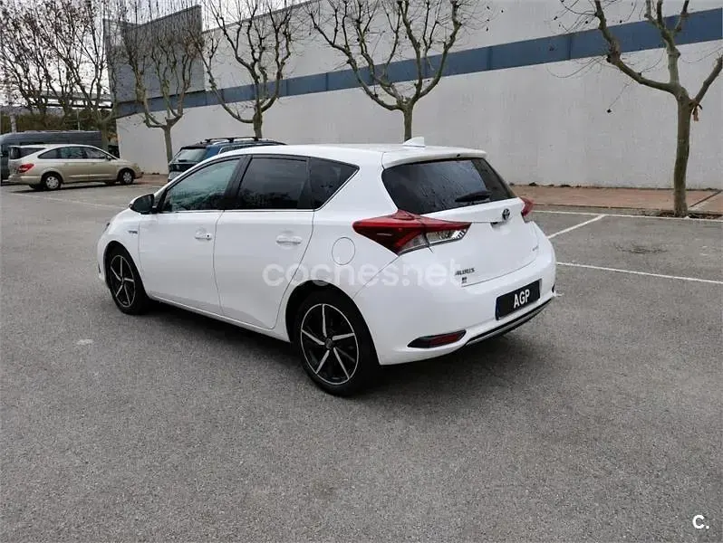 Usado Toyota Auris Hybrid Edition 136 CV (100 kW) 2018 Blanco Berlina
