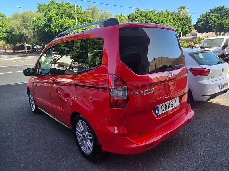 Usado Ford Tourneo Courier Ambiente 100 CV (73 kW) 2017 Rojo Monovolumen