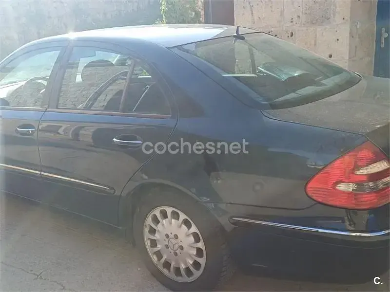 Usado Mercedes E220 Elegance 150 CV (110 kW) 2006 Azul Berlina