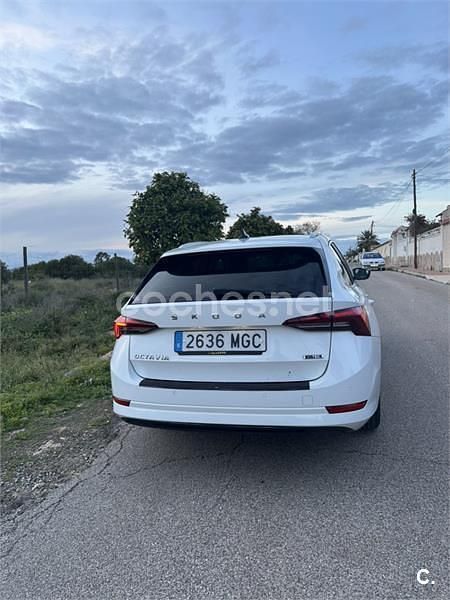 Usado Skoda Octavia Selection 150 CV (110 kW) 2023 Blanco Familiar