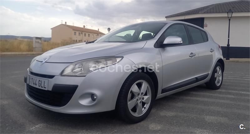 Gris / plata Usado 2010 Renault Mégane III Dynamique Berlina | 5500 € (Precio justo) - Imagen 1/4