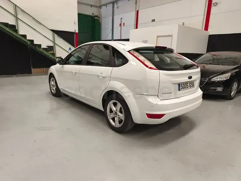 Usado Ford Focus Trend 90 CV (66 kW) 2010 Blanco Berlina
