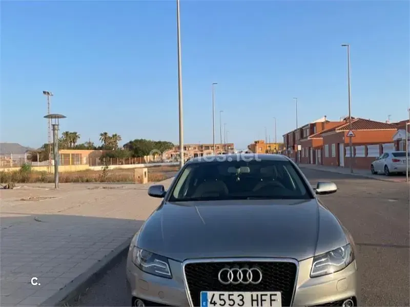 Usado Audi A4 136 CV (100 kW) 2011 Gris / plata Berlina